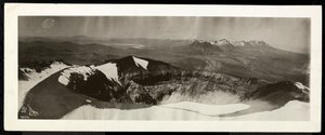 Panoramablick von oben auf eine Reihe schneebedeckter Berge und den Rand eines Vulkans, vermutlich am oder in der Nähe des Panamakanals, 1913